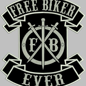 Könnte beinhalten: Gestickter Aufnäher mit den Worten "FREE BIKER EVER" in Weiß auf schwarzen Bannern. Das Design umfasst gekreuzte Schwerter, ein kreisförmiges Emblem mit "F B" und dekorative Elemente.