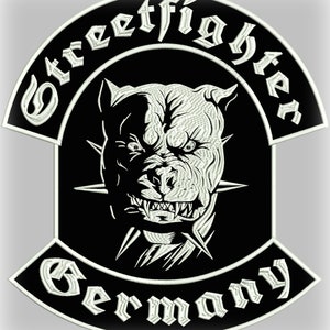 Peut inclure: Patch brodé noir et blanc avec une tête de chien féroce au centre. Les mots "Streetfighter" et "Allemagne" sont écrits en police gothique autour de la tête du chien.