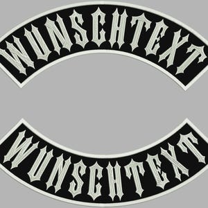 Könnte beinhalten: Zwei bogenförmige Aufnäher mit dem Text "WUNSCHTEXT" in gotischer Schrift. Die Aufnäher sind schwarz mit weißem Rand und weißer Schrift. Die Aufnäher sind wahrscheinlich für eine Jacke oder Weste.
