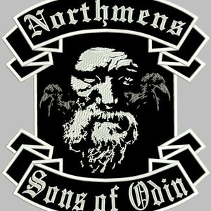 Könnte beinhalten: Schwarz-weiß gestickter Patch mit einem weißen Banner, auf dem "Northmens Sons of Odin" steht. Die Mitte des Patches zeigt ein weißes Bild eines bärtigen Männergesichts mit zwei Raben auf jeder Seite.