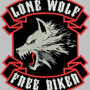 Puede incluir: Parche bordado con la cabeza de un lobo gruñendo, las palabras "LONE WOLF" y "FREE BIKER" en blanco, contorneadas en rojo, sobre un fondo negro. El parche tiene un borde rojo, ideal para una chaqueta o chaleco.