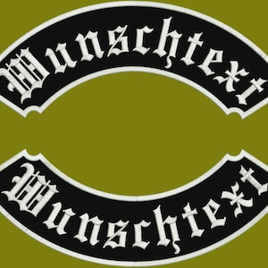 Könnte beinhalten: Zwei schwarze, bogenförmige Aufnäher mit weiß gesticktem Text "Wunschtext". Die Aufnäher haben einen weißen Rand und sind vor einem gedämpften grünen Hintergrund platziert. Der Text ist in gotischer Schrift.