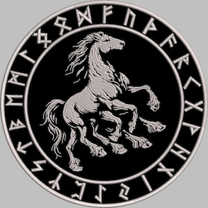 Puede incluir: Una taza de cerámica blanca con un asa negra y el texto "But First, Coffee" en negrita negra. La taza se encuentra sobre un fondo neutro, resaltando su diseño sencillo.