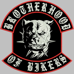 以下が含まれることがあります： 黒い背景に白いゴシック体で「Brotherhood Of Bikers」と書かれた刺繍パッチ。赤い縁取りがあり、中央には白とグレーの陰影で描かれた、詳細な犬の頭部が描かれています。