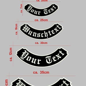 Peut inclure: Plusieurs écussons brodés noirs et blancs de différentes tailles. Certains affichent le texte "Wunschtext" et d'autres "Your Text". Les mesures sont en centimètres.