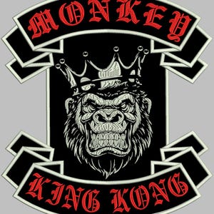 Puede incluir: Parche bordado con un gorila coronado. El texto rojo "MONKEY" está arqueado en la parte superior, y "KING KONG" en la inferior. El diseño está sobre un fondo negro con un borde blanco. Un diseño audaz y llamativo.
