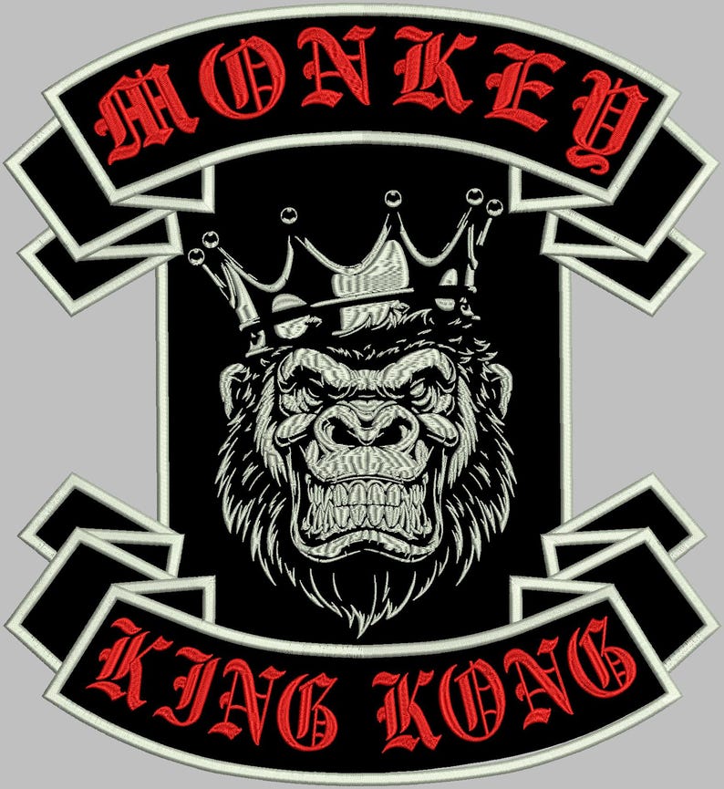 Pu&ograve; includere: Toppa ricamata con un gorilla incoronato. Il testo rosso "MONKEY" &egrave; arcuato in alto, e "KING KONG" in basso. Il disegno &egrave; su sfondo nero con bordo bianco. Un design audace e d'impatto.