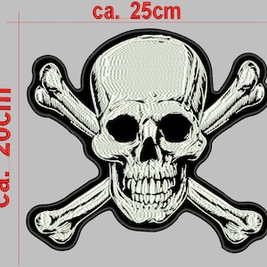 Op de afbeelding: Witte schedel en gekruiste botten patch met zwarte achtergrond. De patch is ongeveer 20 cm breed en 20 cm hoog.