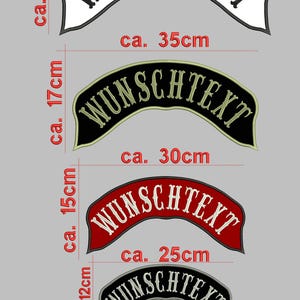 Könnte beinhalten: Eine Sammlung von gestickten Aufnähern in verschiedenen Größen und Farben, jeweils mit dem Wort "WUNSCHTEXT" in einer stilisierten Schriftart. Die Größen reichen von ca. 10 cm bis 50 cm Länge.