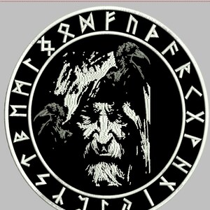 Könnte beinhalten: Schwarz-weiß gestickter Patch mit einem Kreis aus Runen um ein stilisiertes Bild eines Mannes mit Bart und zwei Raben. Der Patch hat einen Durchmesser von etwa 25 cm.