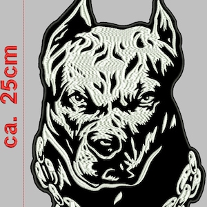 Op de afbeelding: Zwart-witte geborduurde patch van een pit bull hondenkop met een kettinghalsband. De patch is ongeveer 18 cm breed en 25 cm hoog.