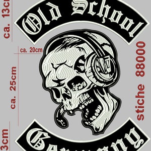May include: Black and white embroidered patch featuring a skull wearing headphones and the text "Old School Germany" and "stiche 88000". The patch measures approximately 13cm wide and 25cm tall.