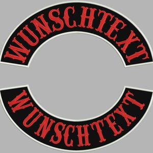 Könnte beinhalten: Zwei gestickte Aufnäher mit dem Text "WUNSCHTEXT" in Rot, gewölbt über einem schwarzen Hintergrund mit weißem Rand. Die Aufnäher haben eine halbkreisförmige Form und eignen sich zum Aufnähen auf Kleidung oder Accessoires.