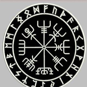 Op de afbeelding: Zwart-witte geborduurde patch met een kompasontwerp en runen rond de rand. Het kompas heeft vier punten met symbolen en de runen zijn in een cirkel rond de rand. De patch is ongeveer 25 cm in diameter.