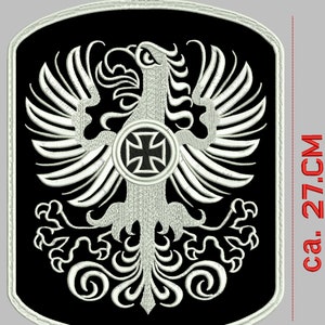 Könnte beinhalten: Schwarzer gestickter Patch mit einem weißen Adler-Design, das ein schwarzes Eisernes Kreuz in einem Kreis hält. Der Patch ist etwa 22 cm breit und 27 cm hoch. Der Text "Stiche 7000" befindet sich am unteren Rand des Patches.
