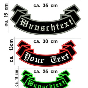 Könnte beinhalten: Eine Auswahl an schwarzen, bestickten Aufnähern in Form von geschwungenen Bannern. Die Aufnäher haben verschiedene farbige Ränder und Texte. Die Größen variieren von ca. 15 cm bis 40 cm Breite. Die Texte, in gotischer Schrift, lauten "Wunschtext" und "Your Text".