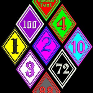 Könnte beinhalten: Eine Sammlung von gestickten rautenförmigen Patches mit Zahlen und Text. Die Patches haben verschiedene Farben, darunter Gelb, Lila, Grün und Blau, mit weißen Rändern und schwarzem Hintergrund. Einige Patches haben deutschen Text.
