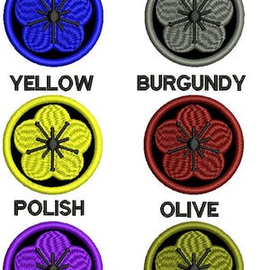 Könnte beinhalten: Gestickte Blumendesigns in verschiedenen Farben, darunter Weiß, Türkis, Rot, Pink, Blau, Grau, Gelb, Burgunder, Lila, Olive, Orange, Neongrün, Grün und Goldmetallic. Jedes Design ist in einem kreisförmigen Rahmen.