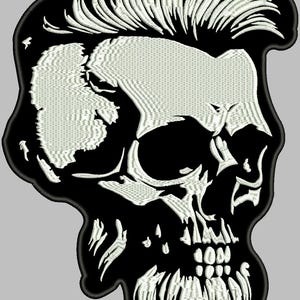 K&ouml;nnte beinhalten: Ein gestickter Patch in Schwarzwei&szlig;, der einen Sch&auml;del mit Irokesenfrisur und Bart zeigt. Der Sch&auml;del ist schwarz umrandet, die Details sind wei&szlig;.