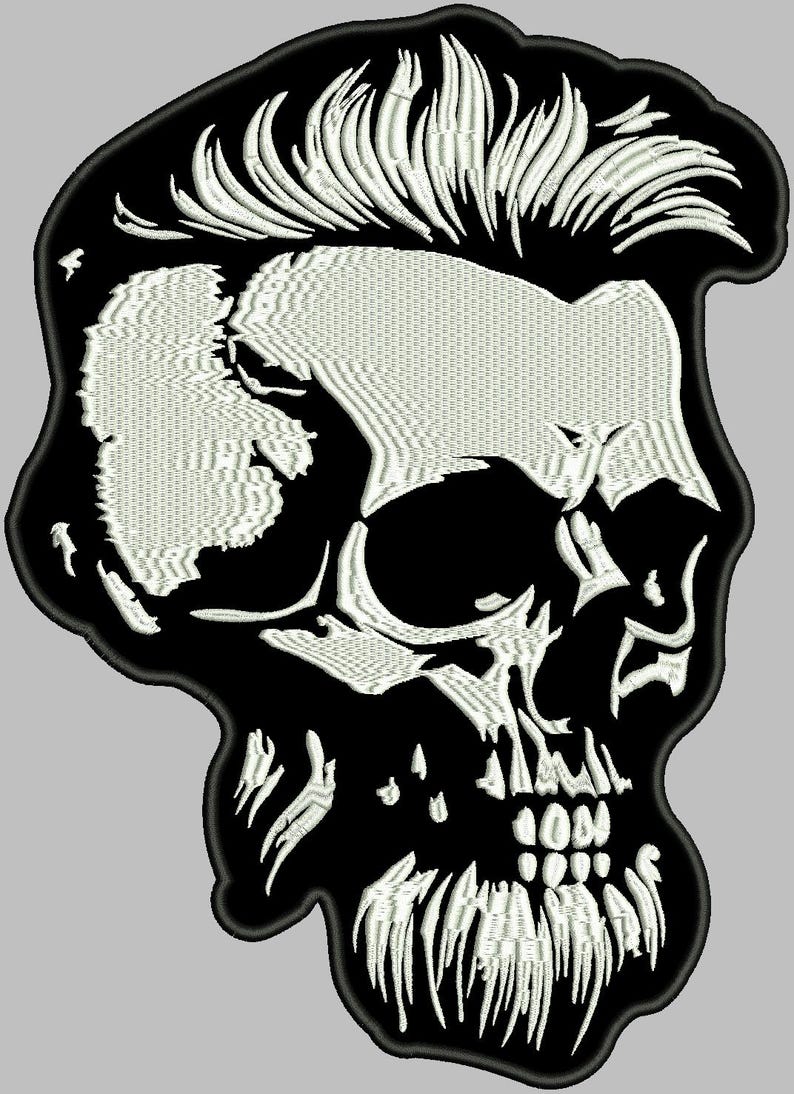 K&ouml;nnte beinhalten: Ein gestickter Patch in Schwarzwei&szlig;, der einen Sch&auml;del mit Irokesenfrisur und Bart zeigt. Der Sch&auml;del ist schwarz umrandet, die Details sind wei&szlig;.