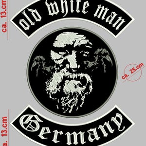 Op de afbeelding: Twee geborduurde patches in zwart en wit. De bovenste patch is een gebogen banner met de tekst "Old White Man" in wit. De onderste patch is een gebogen banner met de tekst "Germany" in wit. In het midden bevindt zich een ronde patch met een zwarte achtergrond en een witte afbeelding van een mannengezicht met een lange baard en twee vogels op zijn schouders.