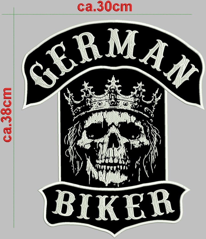 K&ouml;nnte beinhalten: Ein schwarz-wei&szlig;er, gestickter Aufn&auml;her mit einem gekr&ouml;nten Totenkopf-Design. Der Aufn&auml;her tr&auml;gt den Text "GERMAN" oben und "BIKER" unter dem Totenkopf. Der Aufn&auml;her ist ca. 38 cm hoch und 30 cm breit.