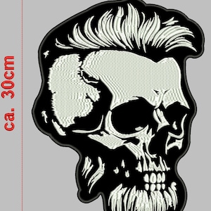 Peut inclure: Patch brodé noir et blanc d'un crâne avec une coiffure pompadour et une barbe. Le patch mesure environ 21 cm de large et 30 cm de haut.
