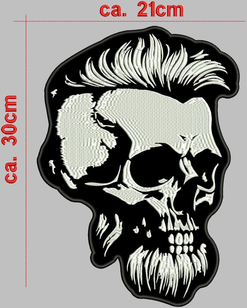 K&ouml;nnte beinhalten: Schwarz-wei&szlig; gestickter Patch eines Sch&auml;dels mit einer Pompadour-Frisur und einem Bart. Der Patch ist etwa 21 cm breit und 30 cm hoch.