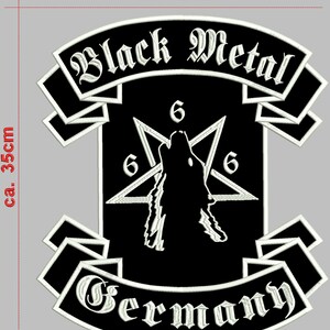 Peut inclure: Patch brodé noir et blanc avec un loup hurlant à une étoile à six branches avec le chiffre 6 sur chaque pointe. Le patch a une bannière en haut qui dit "Black Metal" et une bannière en bas qui dit "Germany". Le patch mesure environ 32 cm de large et 35 cm de haut.