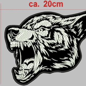Puede incluir: Parche bordado en blanco y negro de la cabeza de un lobo con la boca abierta y dientes afilados. El parche mide aproximadamente 20 cm de ancho y 16 cm de alto.