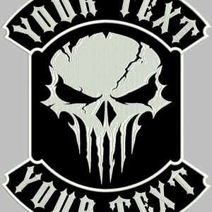 Puede incluir: Parche bordado con un diseño de calavera blanca sobre fondo negro. La calavera tiene un aspecto agrietado y dientes afilados. El texto "YOUR TEXT" está arqueado arriba y abajo de la calavera en letras góticas blancas.