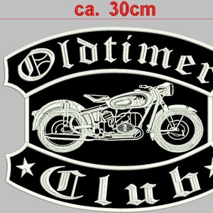 Könnte beinhalten: Schwarz-weiß gestickter Patch mit einem Motorrad-Motiv und dem Text "Oldtimer Club". Der Patch ist etwa 30 cm breit und 23 cm hoch.