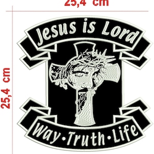 Op de afbeelding: Zwart en wit geborduurde patch, 25,4 cm vierkant, met een kruis met een afbeelding van Jezus met een doornenkroon. De tekst "Jesus is Lord" en "Way Truth Life" worden weergegeven.