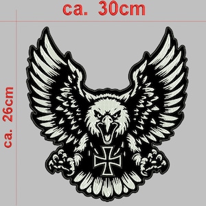 Könnte beinhalten: Schwarz-weiß gestickter Patch eines Adlers mit ausgebreiteten Flügeln. Der Adler hält ein schwarzes Eisenkreuz in seinen Krallen. Der Patch ist etwa 30 cm breit und 26 cm hoch.
