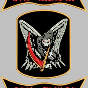 Könnte beinhalten: Gestickter Aufnäher mit einem Sensenmann-Design. Der Sensenmann hält eine Sense mit roten Akzenten vor schwarzem Hintergrund. Der Aufnäher enthält den Text "-NO RISK-" und "-NO FUN-" in roter gotischer Schrift.