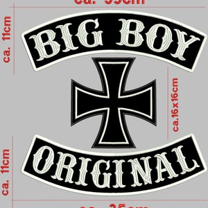 Könnte beinhalten: Zwei gestickte Patches in Schwarz und Weiß. Der obere Patch ist ein gebogenes Banner mit dem Text "BIG BOY" in Weiß. Der untere Patch ist ein gebogenes Banner mit dem Text "ORIGINAL" in Weiß. Ein schwarzes Eisenkreuz mit weißem Rand ist zwischen den beiden Patches zentriert.