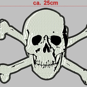 Pode incluir: Patch bordado com um desenho de caveira e ossos cruzados. O patch tem aproximadamente 25 cm de largura e 18 cm de altura. A caveira é branca com órbitas pretas e uma mandíbula detalhada, sobre um fundo cinza.