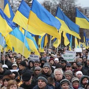 Bandiere dell'Ucraina con manica o occhielli per sventolare, bandiere che sventolano le mani dell'Ucraina, bandiere piccole medie e grandi per dimostrazioni ecc.