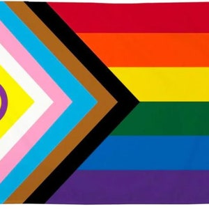 Puede incluir: Una bandera del orgullo con un círculo morado con un centro amarillo en la esquina superior izquierda. La bandera tiene una serie de rayas en el siguiente orden: amarillo, blanco, rosa, azul claro, marrón, negro, rojo, naranja, amarillo, verde, azul, morado.