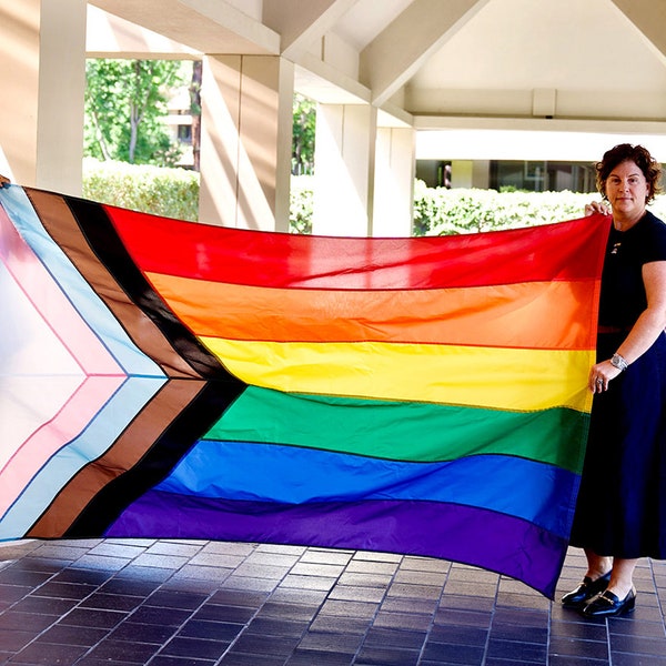 Banderas oficiales del orgullo progresivo de todos los tamaños disponibles hasta 10 pies - Banderas del arco iris del orgullo de progreso de alta calidad Banners para eventos del orgullo gay