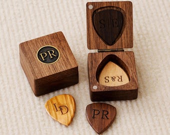 Gepersonaliseerde notenhouten plectrumdoos met antiek messing inlegwerk, plectrumdoos, gitaarspeler cadeau, houten plectrumkit, plectrumhouder