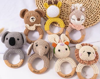 Gehaakte speelgoedrammelaar voor baby's, gepersonaliseerd babyshowercadeau, houten rammelaarring voor pasgeboren cadeau, cadeau pasgeborene, cadeau voor neefje nichtje