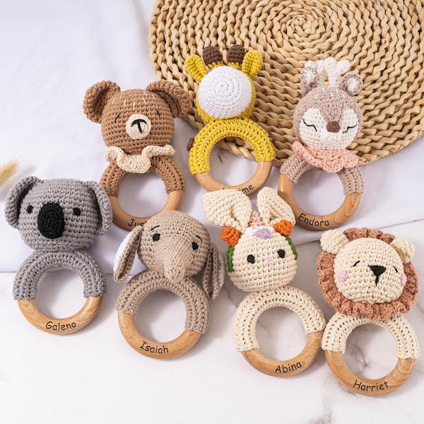 Jouet hochet au crochet pour bébé, cadeau de baby shower personnalisé, hochet en bois pour nouveau-né, cadeau de naissance, cadeau pour neveu nièce