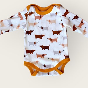 Baby, Body mit Hund und gelben Bündchen, Rippjersey, Babykleidung Body, Geschenk zur Geburt