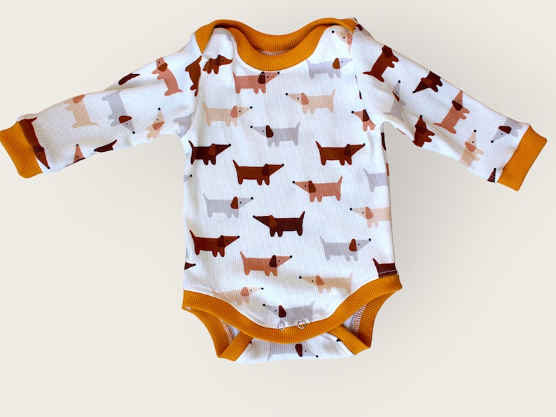 Baby, Body mit Hund und gelben Bündchen, Rippjersey, Babykleidung Body, Geschenk zur Geburt