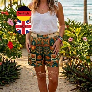 Könnte beinhalten: Eine Frau trägt ein weißes Tanktop und Shorts mit einem floralen Muster in Grün-, Orange- und Beigetönen. Die Shorts haben einen beigen Bund. Der Hintergrund umfasst tropische Pflanzen und Blumen.