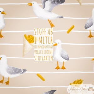 Könnte beinhalten: Stoff mit einem sich wiederholenden Muster aus Möwen, Pommes Frites und horizontalen beigen Streifen. Die Möwen sind weiß mit grauen Flügeln und gelben Schnäbeln und Füßen. Der Text auf dem Stoff lautet "Stoff ab 1 Meter".