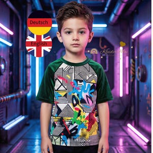 Könnte beinhalten: Ein Kind trägt ein kurzärmeliges T-Shirt mit einem geometrischen und Graffiti-Design. Das T-Shirt hat dunkelgrüne Ärmel und einen Rundhalsausschnitt. Der Hintergrund zeigt einen futuristischen, neonbeleuchteten Korridor.