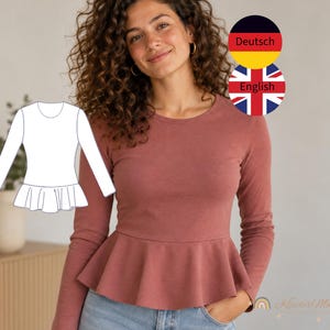 Puede incluir: Una blusa de manga larga con peplum en un color rosa polvoriento apagado con cuello redondo. La prenda presenta un corpiño ajustado que se ensancha en la cintura con un dobladillo con volantes. Una ilustración de línea blanca se superpone.