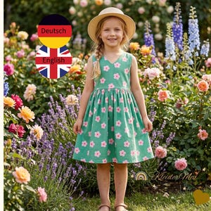 Könnte beinhalten: Ein junges Mädchen in einem grünen Kleid mit Blumenmuster und einem Strohhut, das in einem Blumengarten posiert. Das Kleid hat einen V-Ausschnitt und einen gerafften Rock. Das Bild enthält die Wörter "Deutsch" und "English".